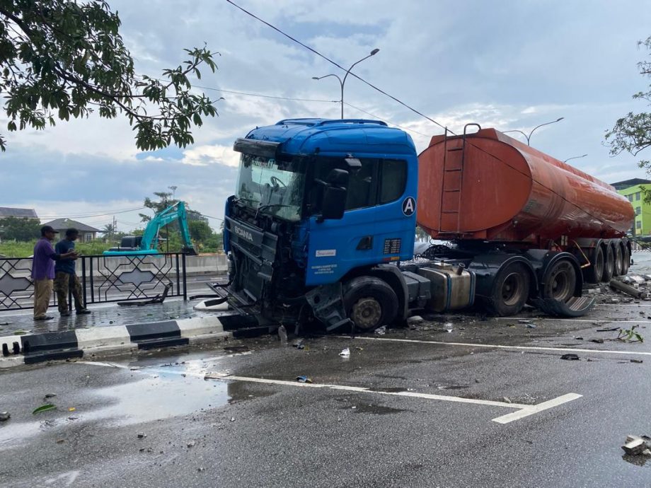 （已签发）柔：油槽车雨中行驶 撞入停车场