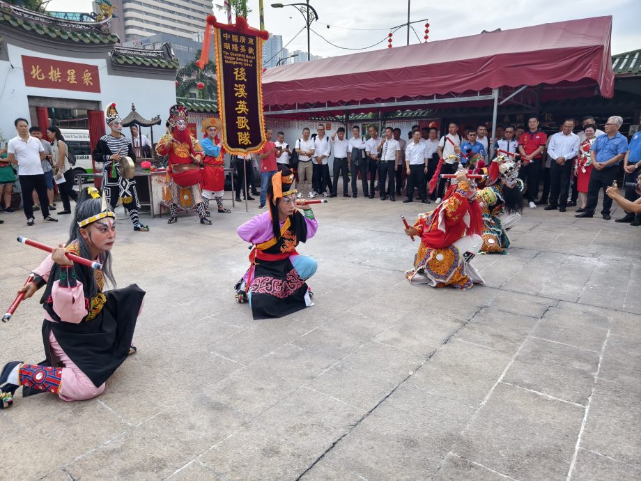 （已簽發）柔：**版二頭**汕頭市委書記見證 義興英歌隊柔佛古廟成立