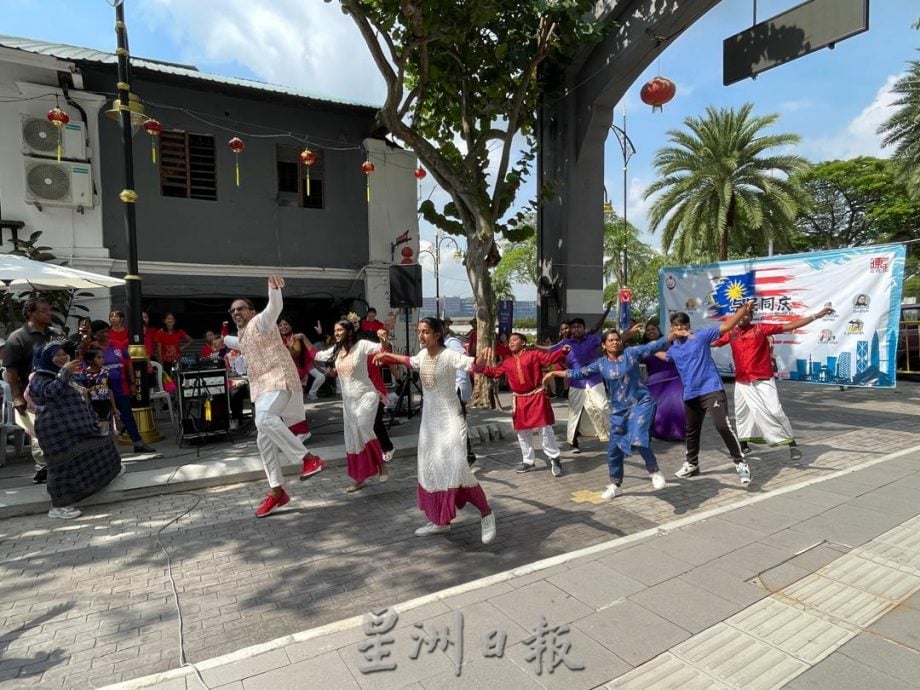 （已签发）柔：**版头**与民同庆三大民族舞蹈，陈旭年文化街染国庆气氛