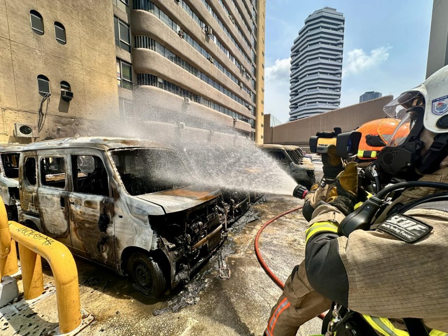 （已簽發）柔：獅城二三事：20輛新車放停車場  傳爆炸巨響後起火燒殆盡