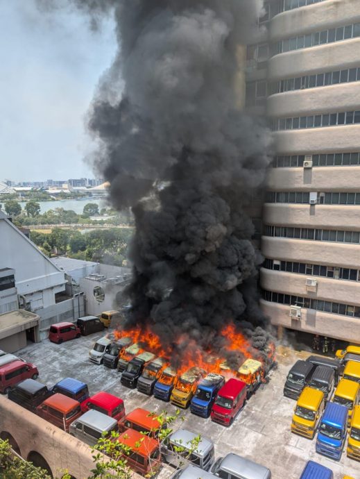 （已签发）柔：狮城二三事：20辆新车放停车场  传爆炸巨响后起火烧殆尽