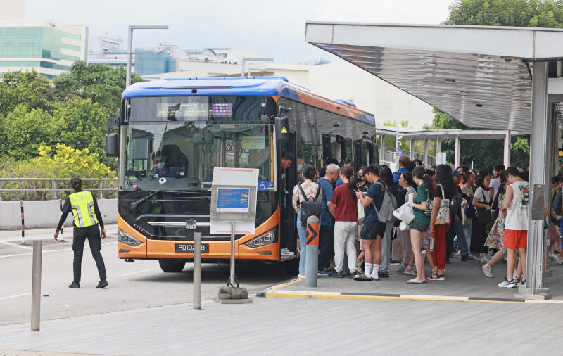 （已簽發）柔：獅城二三事：大量遊客湧國大校園 中午禁入食堂