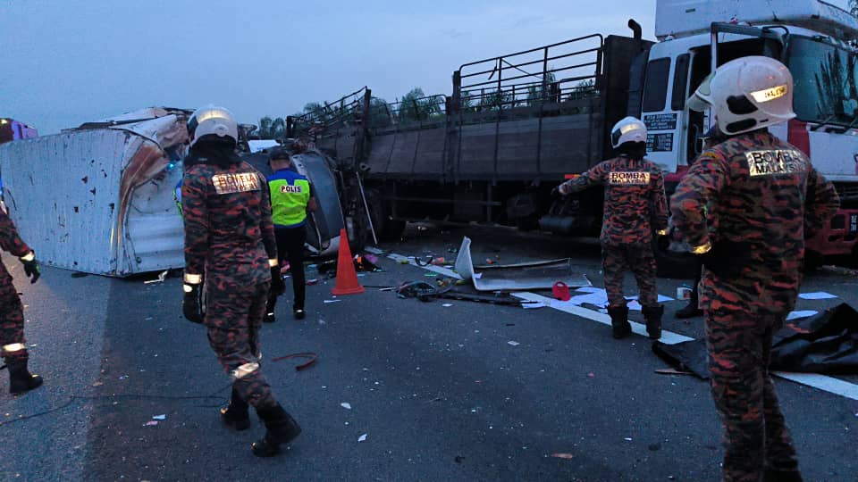 （已签发）柔：罗里南北大道抛锚停紧急车道 拖格罗里失控撞上跟车员死