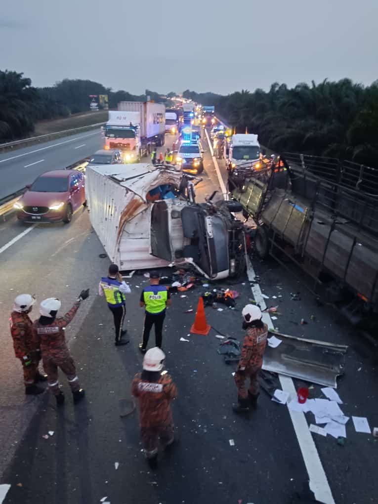 （已签发）柔：罗里南北大道抛锚停紧急车道 拖格罗里失控撞上跟车员死