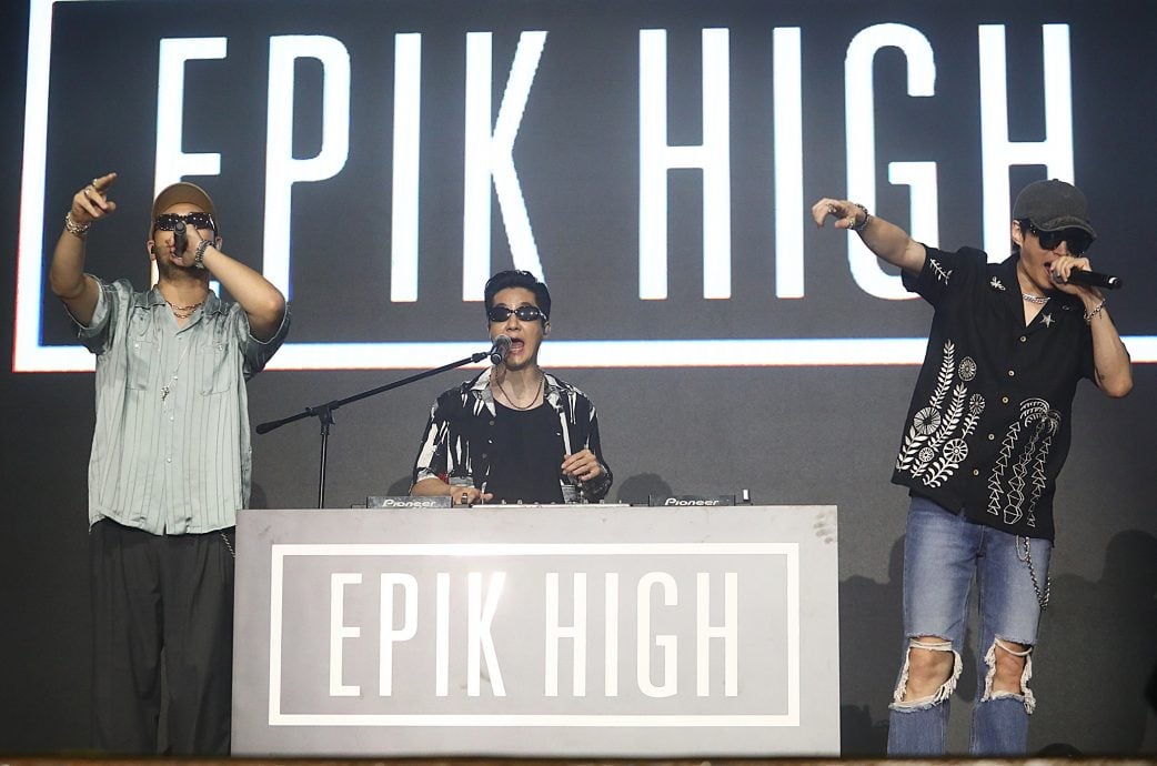 Epik High炸场朝粉丝泼水 禁用中指手灯无阻热情 