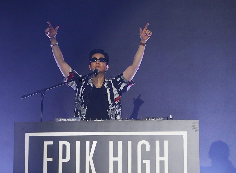 Epik High炸场朝粉丝泼水 禁用中指手灯无阻热情 