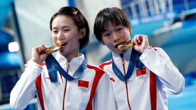 巴黎奥运会| 女子跳水双人10公尺摘金 全红婵赛后亲吻搭档