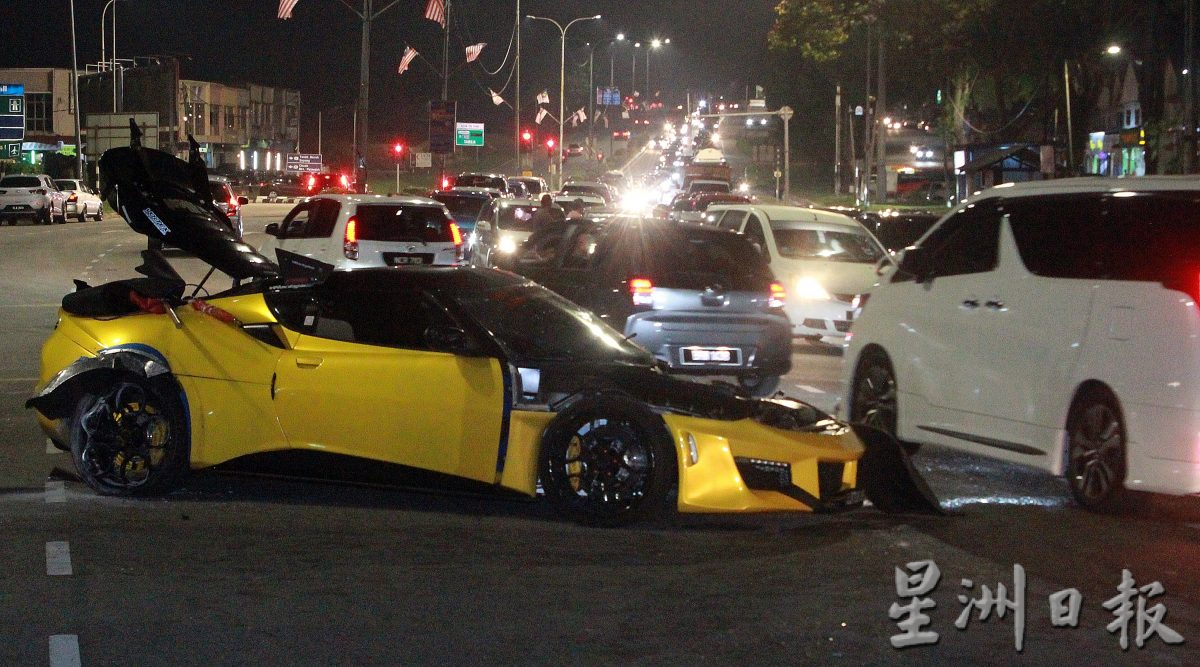 NS波德申/摩托車疑抄捷徑與跑車相撞，還殃及另一輛轎車，3人受傷