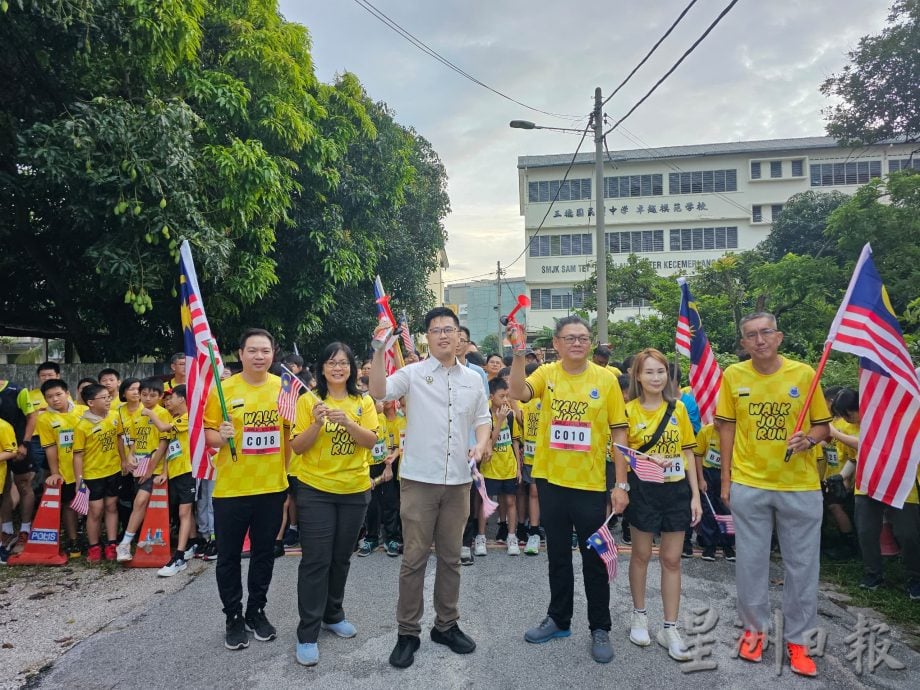 Walk, Jog, Run Towards 100欢乐跑 三德华小600师生家长参与