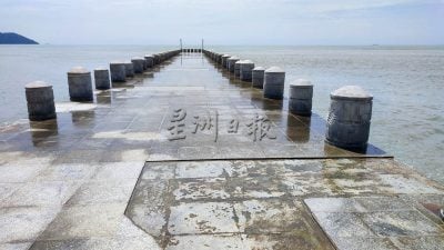 峇都丁宜码头海堤地面太滑 游客频频滑倒受伤