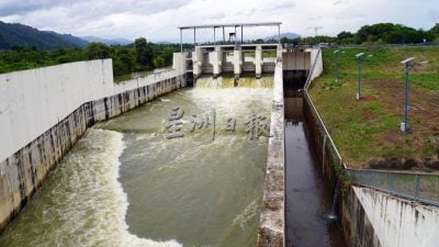 暴雨致水位暴涨超危险水平 知马打苏水坝开闸排水