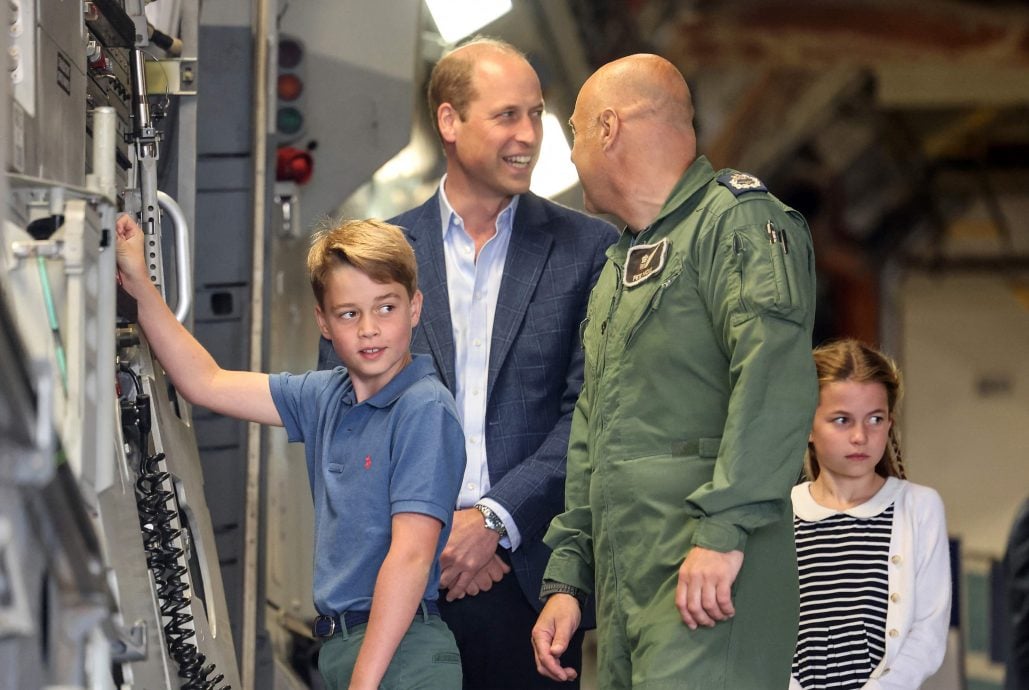 11歲就學開飛機！英國喬治王子首飛成功　威廉凱特見證