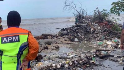 中秋节遇超级月亮致大涨潮 海水倒灌沙石垃圾满路