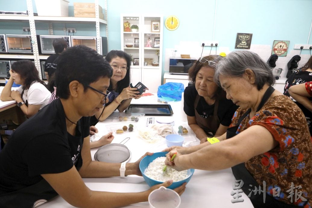 我们/各族学做月饼庆中秋