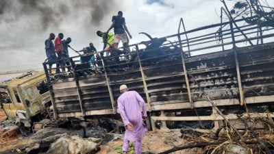 尼日利亚油罐车撞卡车爆炸 致48人死 50头牛亡