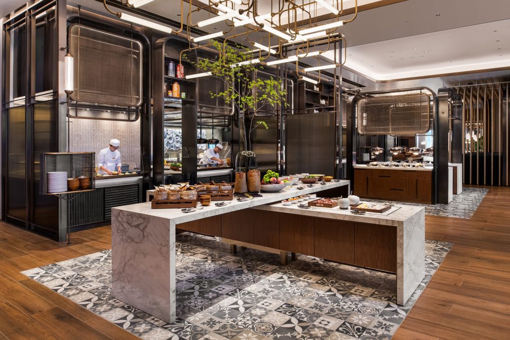 An all-day dining neighborhood destination featuring live-action cooking where chefs create Portuguese, Macanese and neighborhood dishes. In a nod to the maritime history of Macau, wooden archways are built into the interiors above, and the Portuguese mosaic tiles (azulejos) on the floor are a reminder of the city