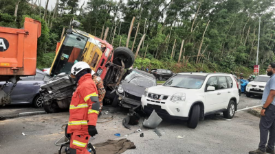 9車連環撞  國產車慘遭羅釐“泰山壓頂”  至少4人傷