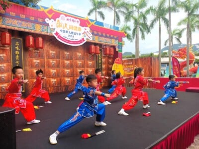 The Beijing Tong Ren Tang Traditional Chinese Medicine Culture Carnival Citizens Experience Intangible Cultural Heritage Chinese Medicine Pill-Rolling Balancing Chinese Culture and Entertainment