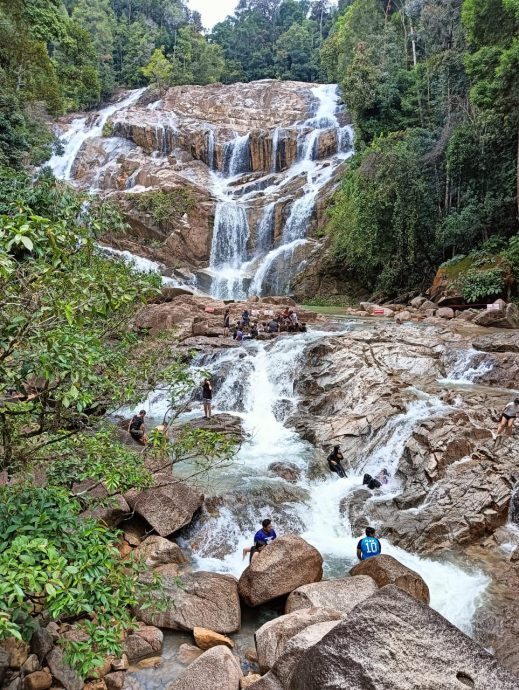 5/9 東 /共享稿:《半島心旅行》“戲水、野餐、露營燒烤，到班珍瀑布享受寧靜與愜意。