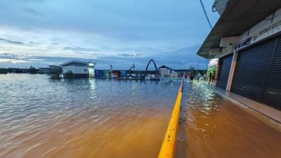 視頻 | 雪沿海迎大漲潮 海水淹沒部分道路