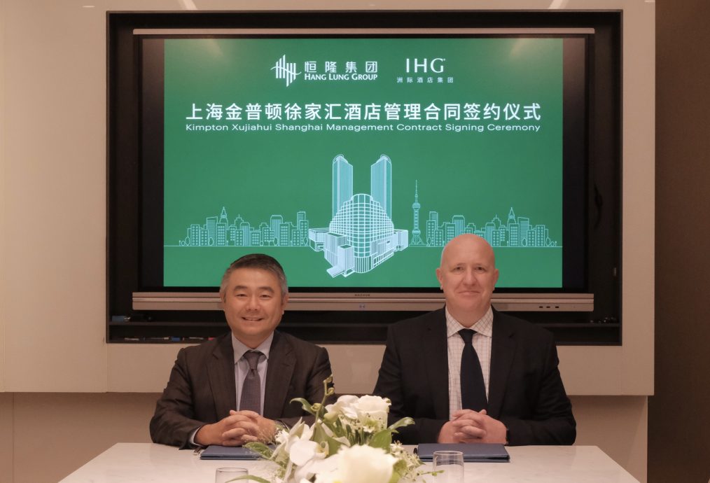 Mr. Weber Lo, Chief Executive Officer of Hang Lung Group (left), and Mr. Daniel Aylmer, Chief Executive Officer of IHG Greater China (right), sign the agreement to transform the Grand Gateway 66 Serviced Apartment into Kimpton Xujiahui Shanghai