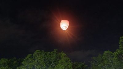 不顾危害 . 民众照放孔明灯