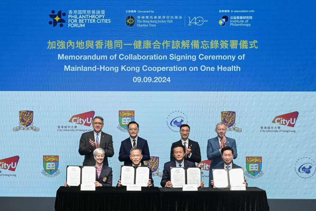 The Memorandum of Collaboration was signed by Li Qun, Deputy Director General, Chinese Center for Disease Control and Prevention (front row, 2nd right); Prof Chak-sing Lau, Dean of Medicine, The University of Hong Kong (front row, 2nd left); Prof Philip Chiu Wai-yan, Dean of Medicine, The Chinese University of Hong Kong (front row, 1st right); and Prof Vanessa Barrs, Dean, Jockey Club College of Veterinary Medicine and Life Sciences, City University of Hong Kong (front row, 1st left). The signing ceremony was witnessed by Michael Lee, Chairman of The Hong Kong Jockey Club (back row, 2nd right); Lester Huang, Chairman of IoP and Steward of The Hong Kong Jockey Club (back row, 1st left); Winfried Engelbrecht-Bresges, CEO of The Hong Kong Jockey Club and Director of IoP (back row, 1st right); and Dr Ronald Lam, Director of Health, HKSAR Government (back row, 2nd left).