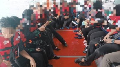 只能载12人却超载31人  游艇遭海事机构扣查