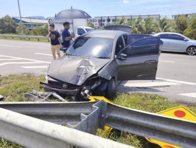 轎車失控撞路中防撞欄 . 司機夾困受傷送院救治