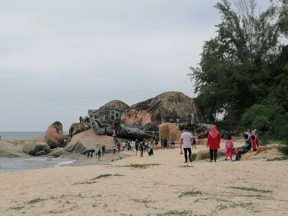 “岩石海龜壁畫”觀光熱潮帶來商機。關丹市廳：路旁攤販營業皆未申請執照。