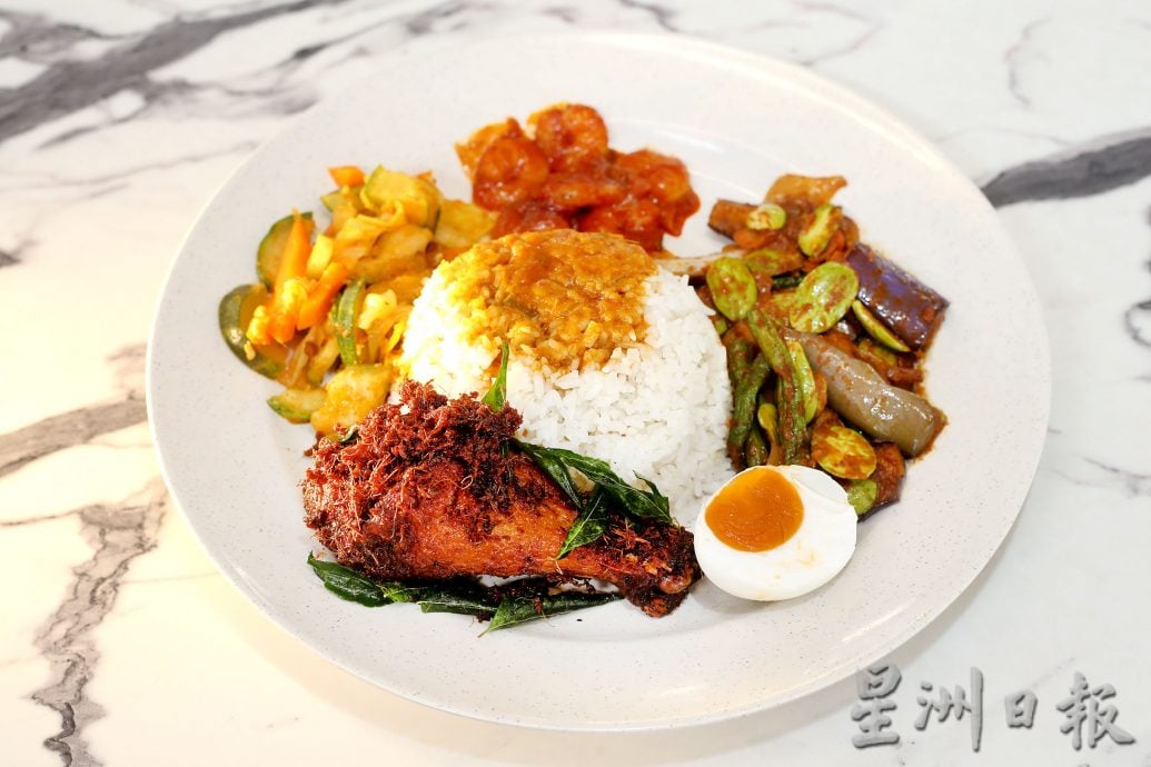 【人气美食】｜香茅炸鸡高人气 香料仁当鸡饭惹味十足