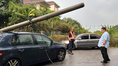 洋灰罗里扯到电线   柱子倒下压车