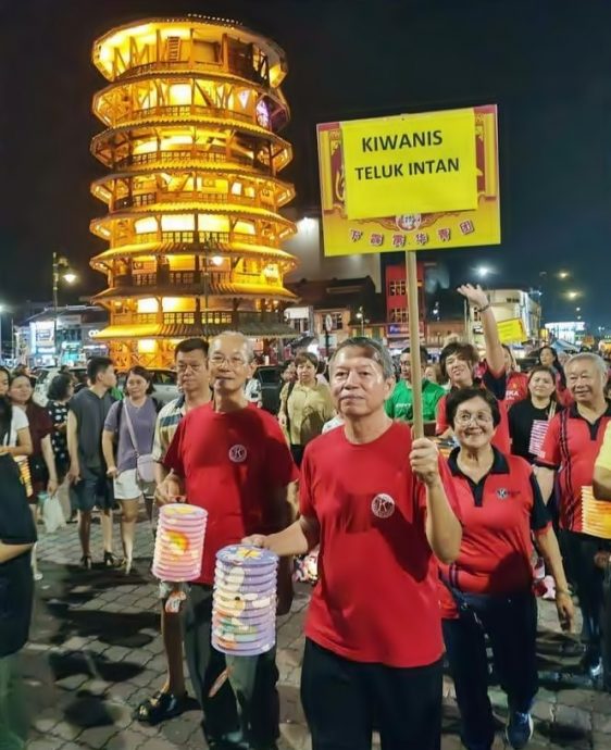 下霹华青团中秋会 5千群众挤爆场