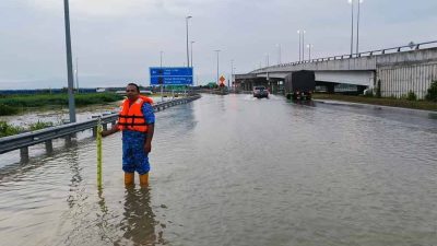 下霹峇眼拿督涨潮多区水灾 安顺4道路交通一度中断