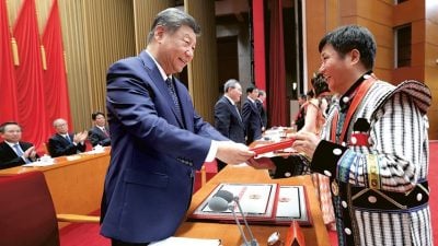 不需要“教師爺” 習近平：解決民族問題是中國內政