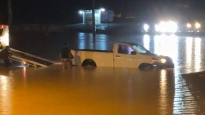 勞勿再也花園豪雨淹水2呎   四驅車誤入溝 拋錨