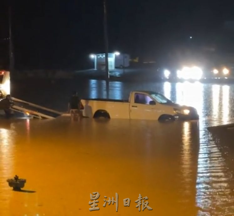 东2：劳勿再也花园3路口豪雨水高2尺，四驱车误入水沟进退不得