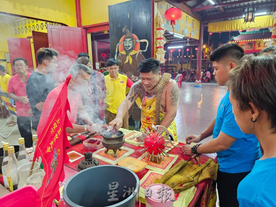 东:吉赖玉圣宫庆祝广泽尊王千秋宝诞，一连3天热烈演出酬神助兴。