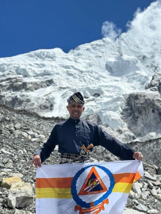 東：38名彭亨政府機構與媒體登山者代表成功登上珠穆朗瑪峰。