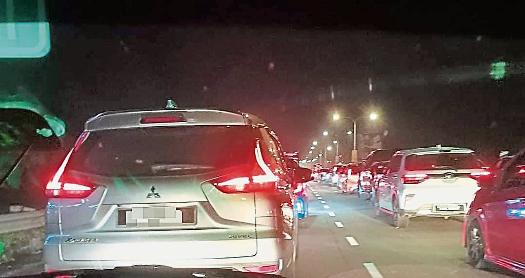 东：加叻大道超级大塞车