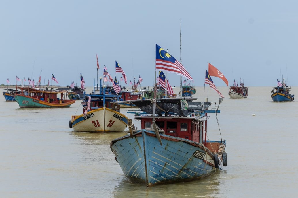 東：哥打峇魯的數十艘漁船在瓜拉柏沙海域舉行輝煌條紋海上巡遊活動，場面壯觀。