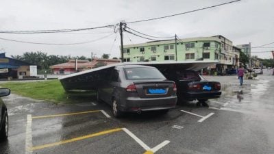 暴风雨袭直凉刮倒   大型广告牌砸中2车