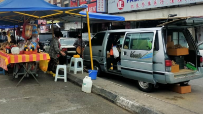 长期霸位客货车 拖走 文冬巴刹小贩感无奈