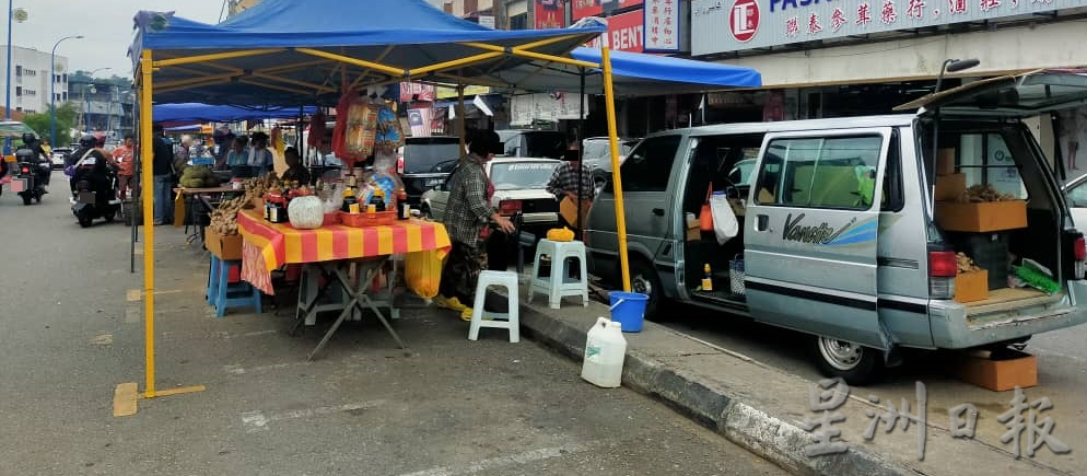 小販不允許長期霸位沒有移走客貨車