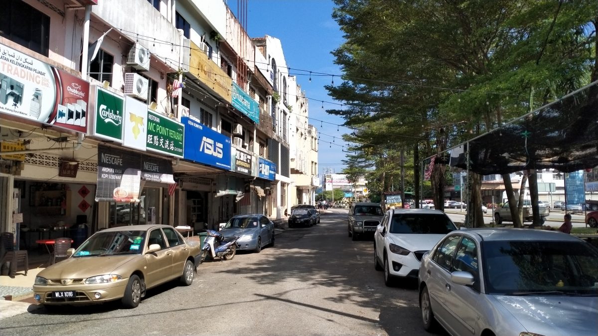 东：文德甲市区淡马鲁路巷路出现大量不锈钢3寸钉，商民怀疑不法之徒恶作剧，伺机刺破轮胎