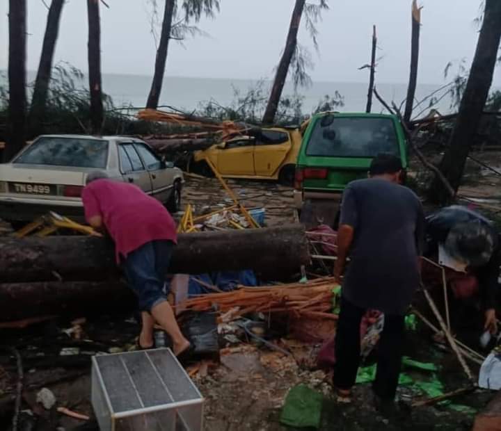 东：暴风雨在周三傍晚袭击基惹的本努祖海滩，一棵大树被吹倒压中一名在当地摆摊营业的女商贩，导致她头部受重伤死亡。