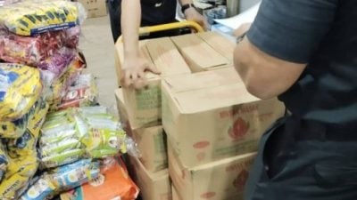 没准证还贵卖包装油  杂货店153公斤油充公