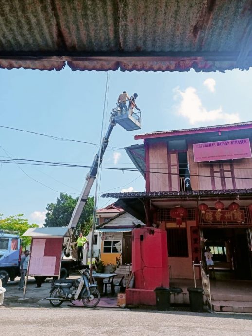 东：甘马仕亚益仁耐新村日前受到风灾侵袭，12间屋子的屋顶遭到破坏，登州行动党紧急拨款进行维修工作，让村民能够继续安心居住。