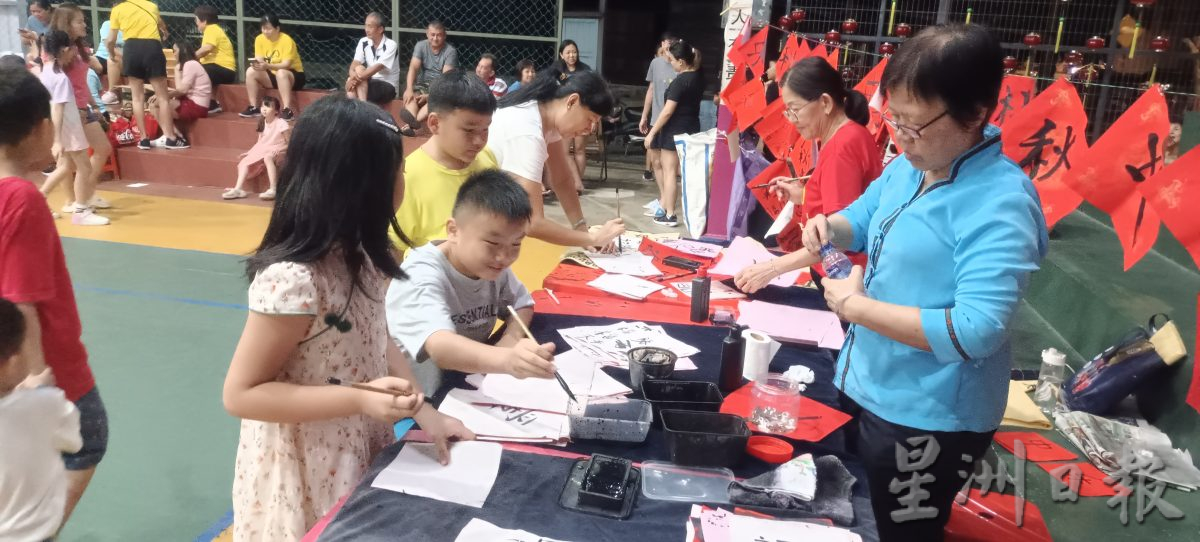 东：百乐姐妹会与吉拉央村委会联办中秋晚会