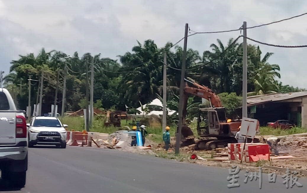 东：联邦公路工程地段已经铺路